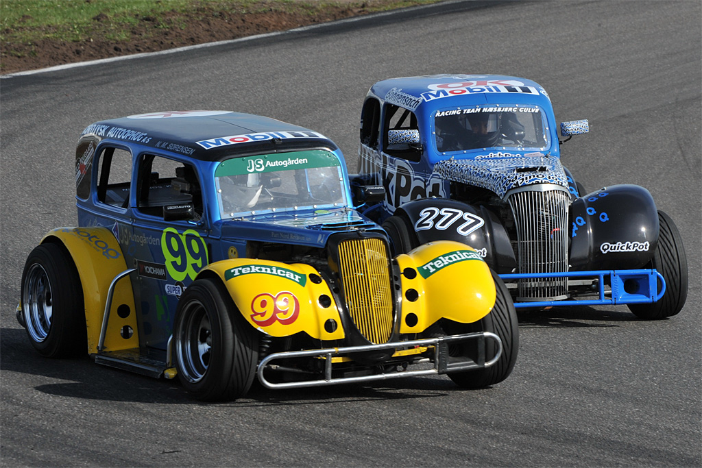 Nicholai Sørensen (99) scorede hattrick ved Classic Race Aarhus og bragte sig frem på andenpladsen i OK Mobil 1 Legend Car Cup efter Nils Kvorning